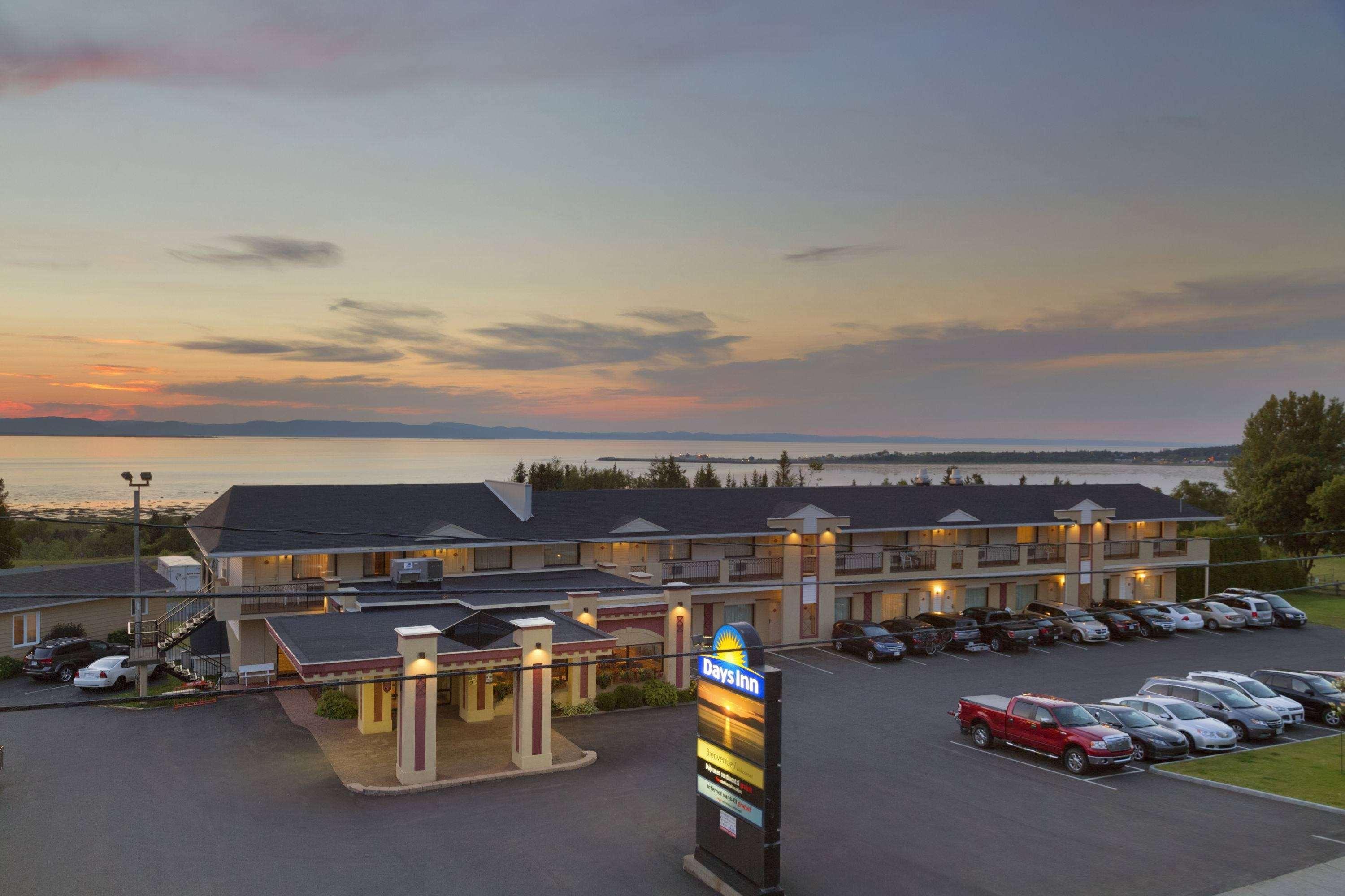 Days Inn By Wyndham Riviere-Du-Loup Bagian luar foto