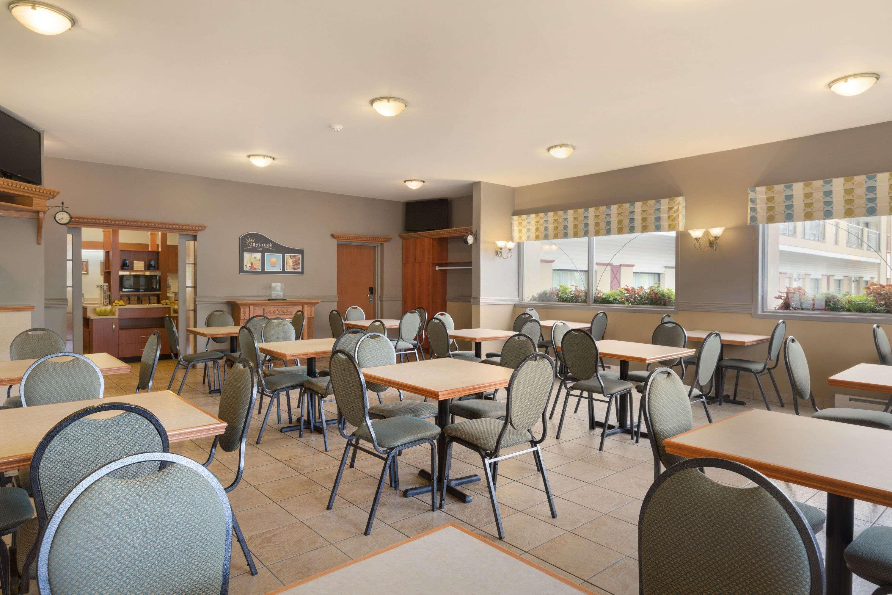 Days Inn By Wyndham Riviere-Du-Loup Bagian luar foto