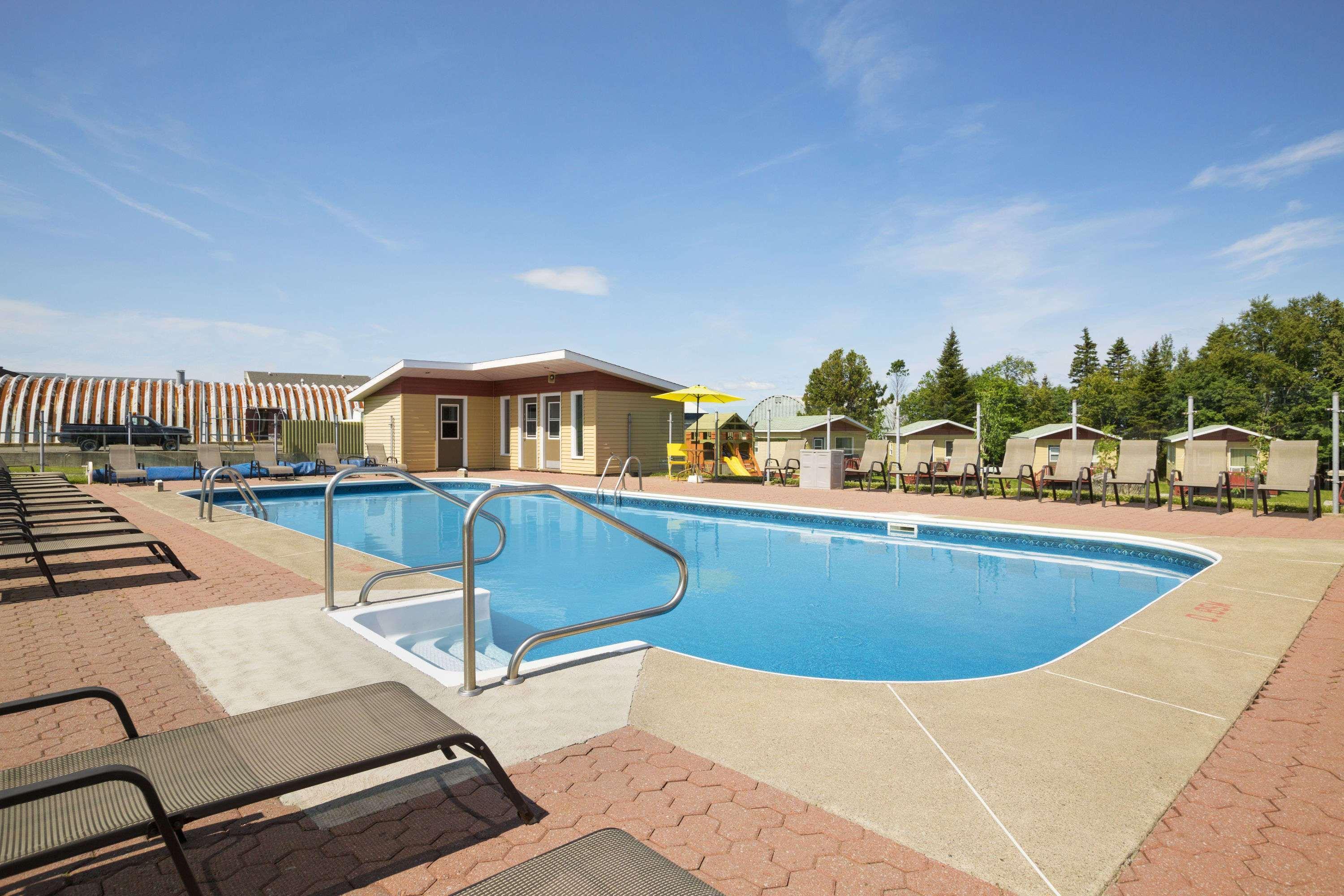 Days Inn By Wyndham Riviere-Du-Loup Bagian luar foto