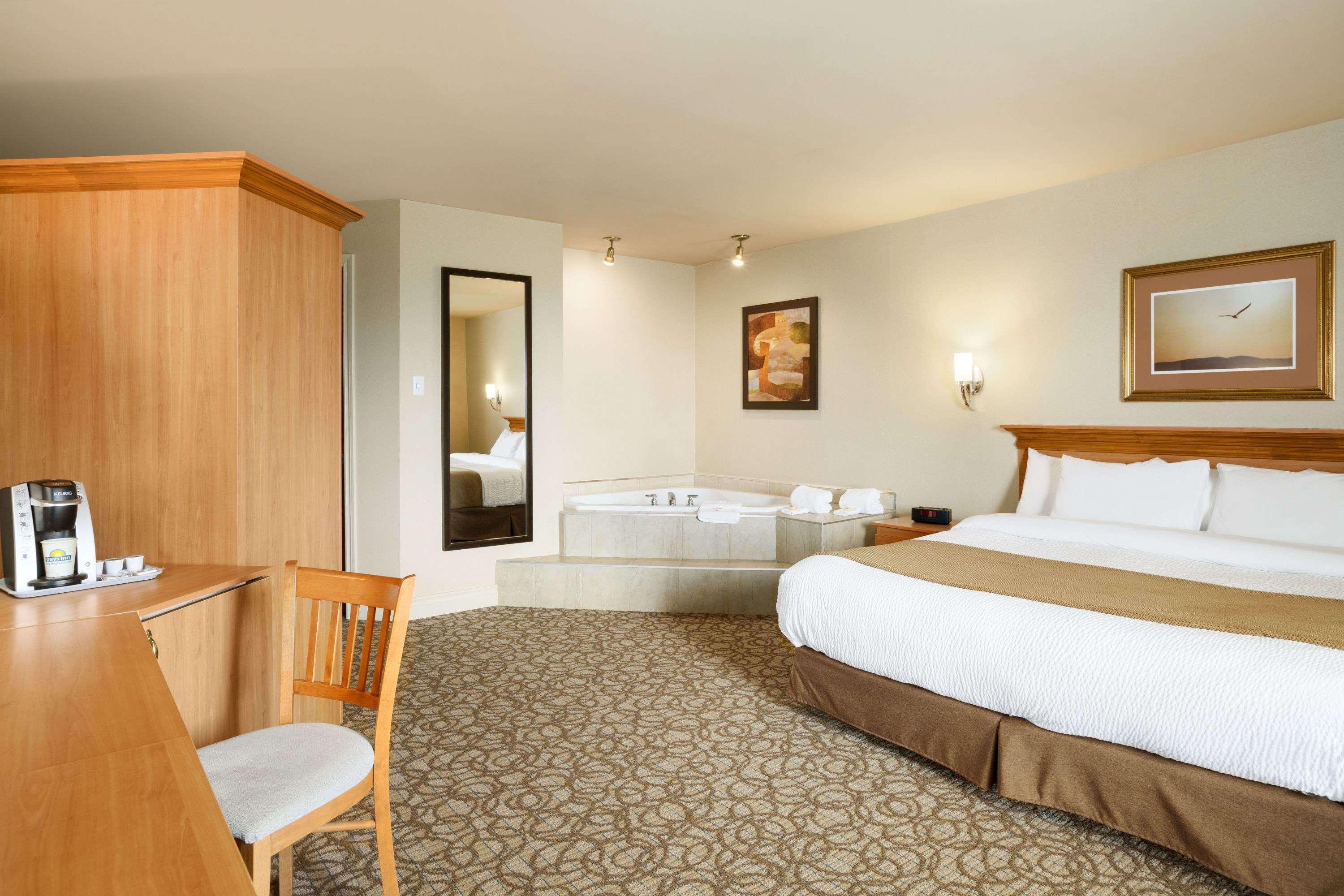 Days Inn By Wyndham Riviere-Du-Loup Bagian luar foto