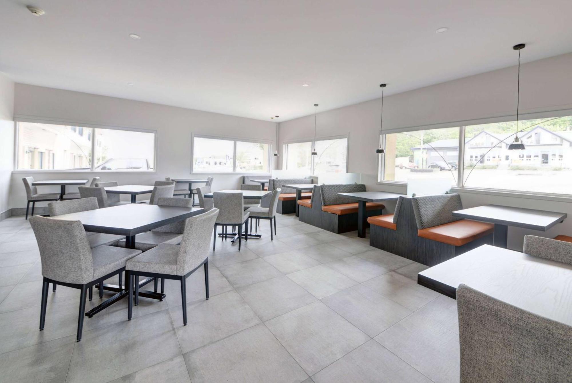 Days Inn By Wyndham Riviere-Du-Loup Bagian luar foto