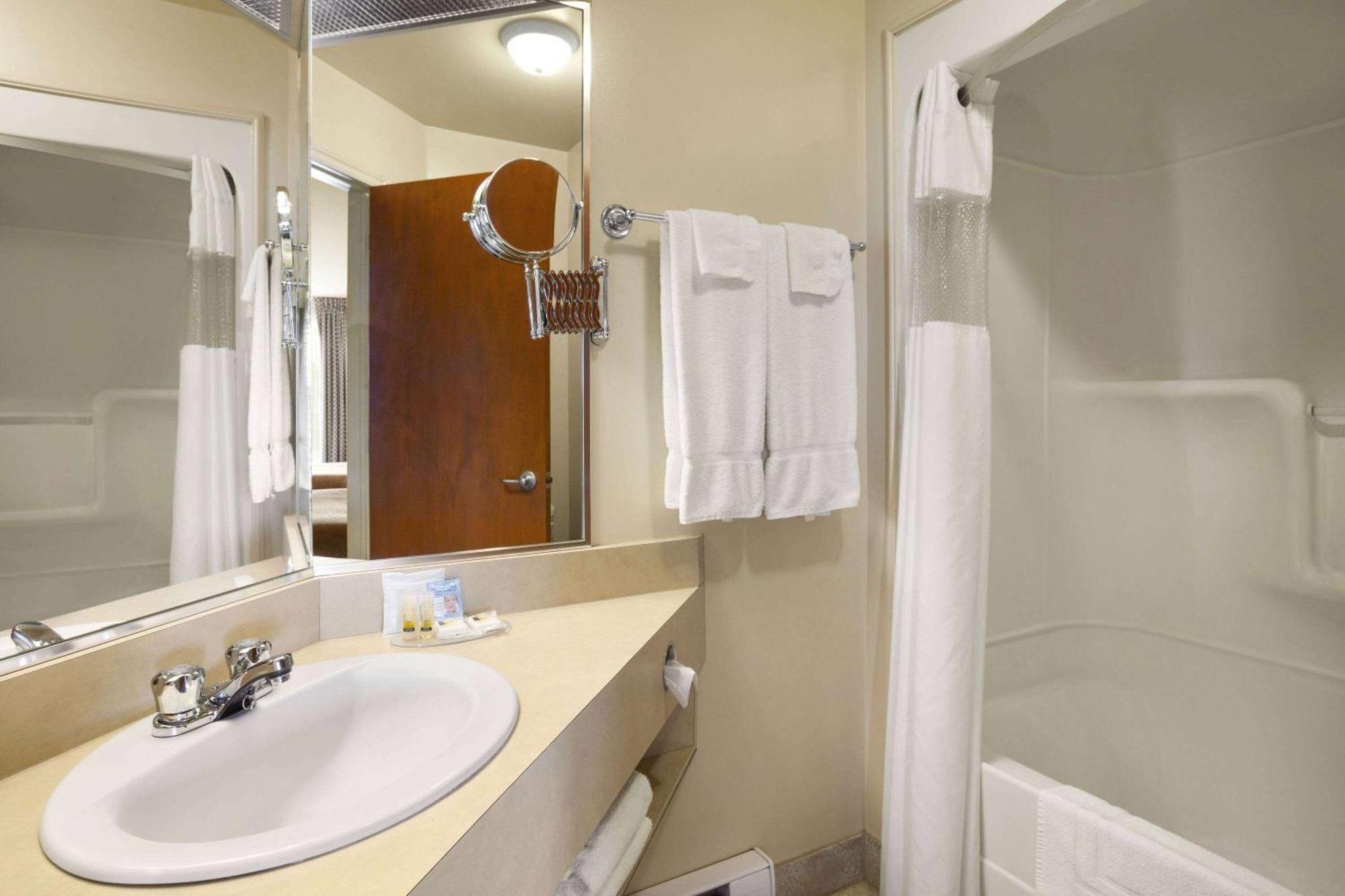 Days Inn By Wyndham Riviere-Du-Loup Bagian luar foto