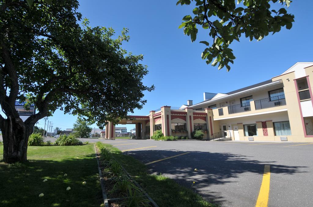 Days Inn By Wyndham Riviere-Du-Loup Bagian luar foto